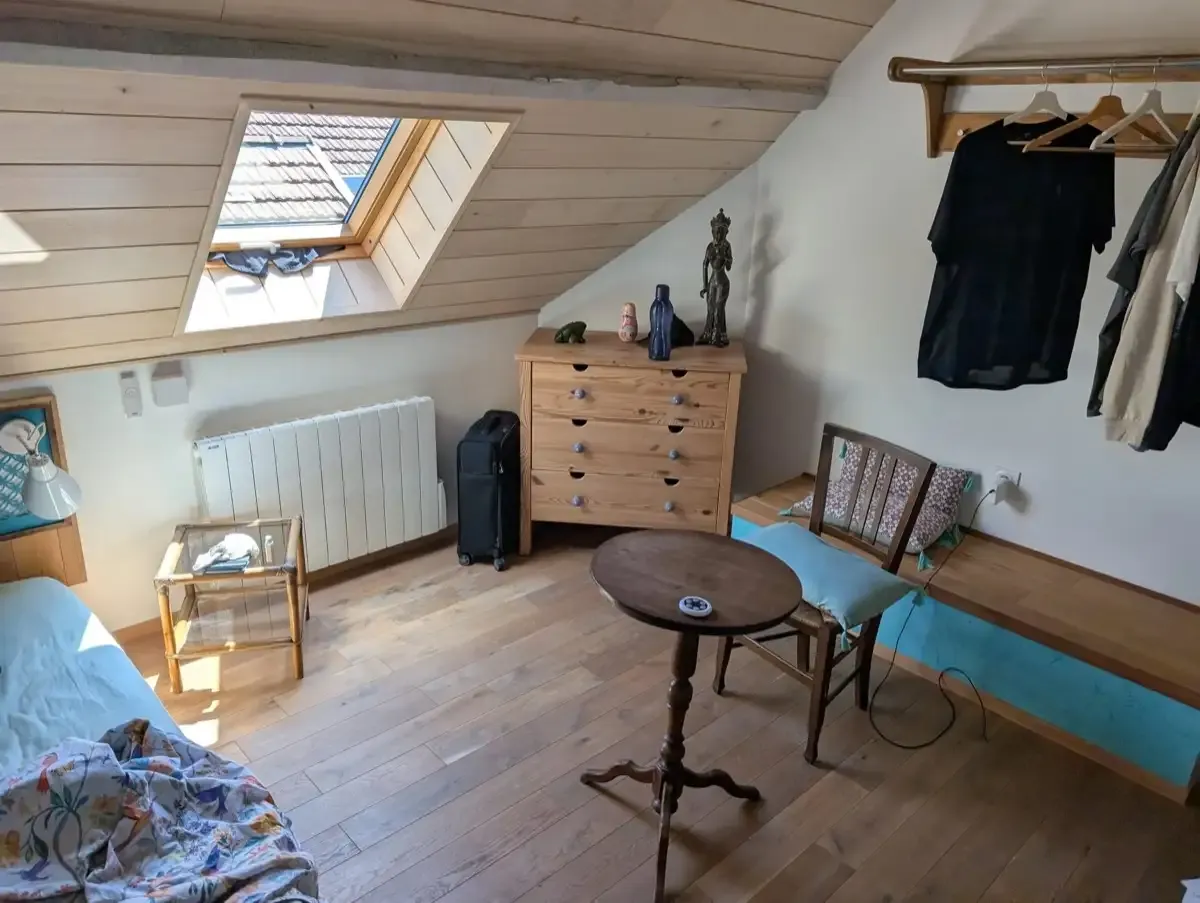 Ausweichsarbeitsplatz im Dachzimmer für Meetings