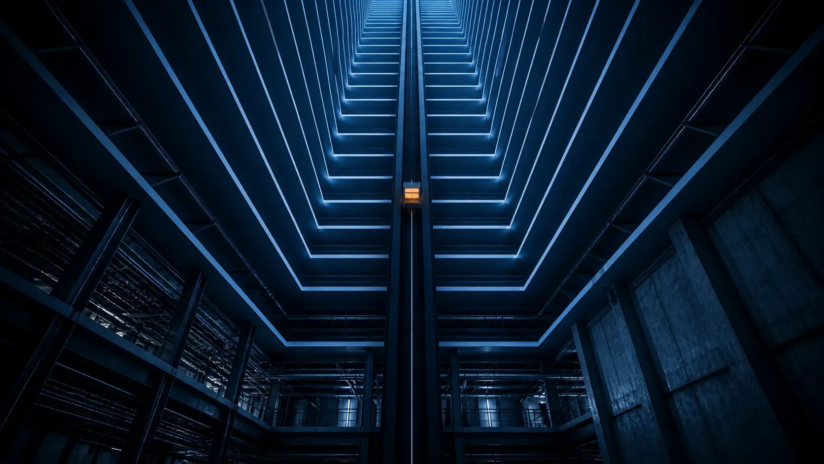 Blick durch ein tiefblaues Gebäude-Atrium nach oben — geometrische Etagen mit einem orangefarbenen Fahrstuhl-Lichtpunkt in der Mitte